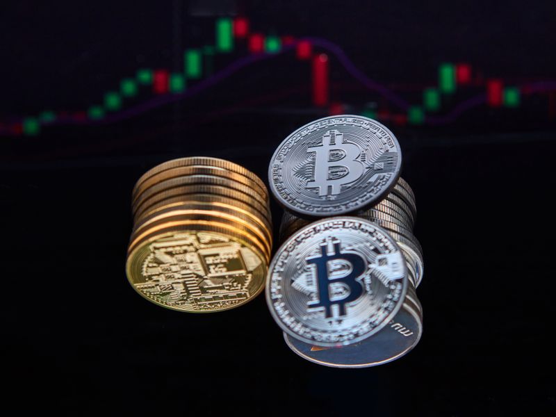 Abstrakcyjna sieć blockchain z połączonymi węzłami na ciemnym tle, symbolizująca bezpieczeństwo transakcji