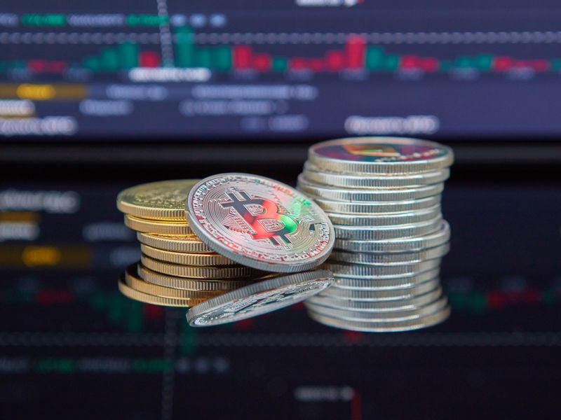 Abstrakcyjna sieć blockchain ze świecącymi węzłami na ciemnym tle, neonowy akcent